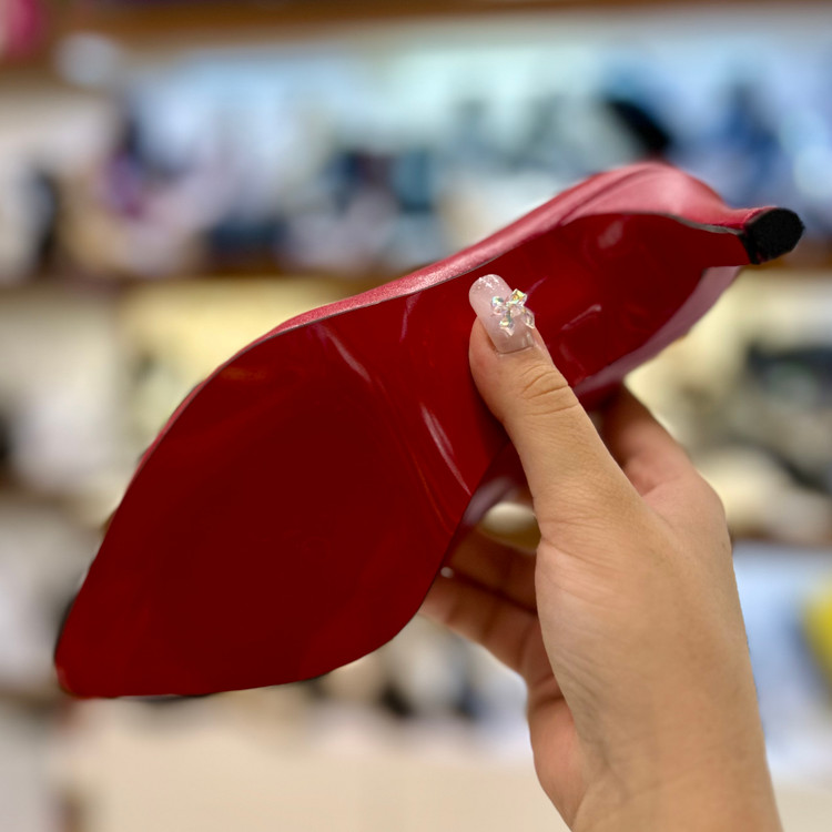 قیمت عکس کفش لوبوتین