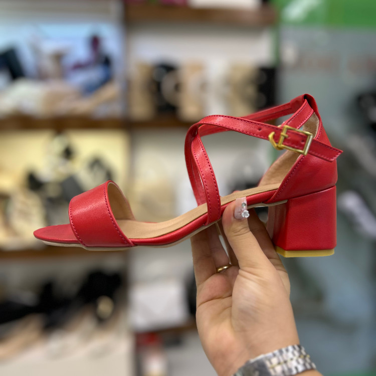 عکس صندل زنانه قرمز یلدایی