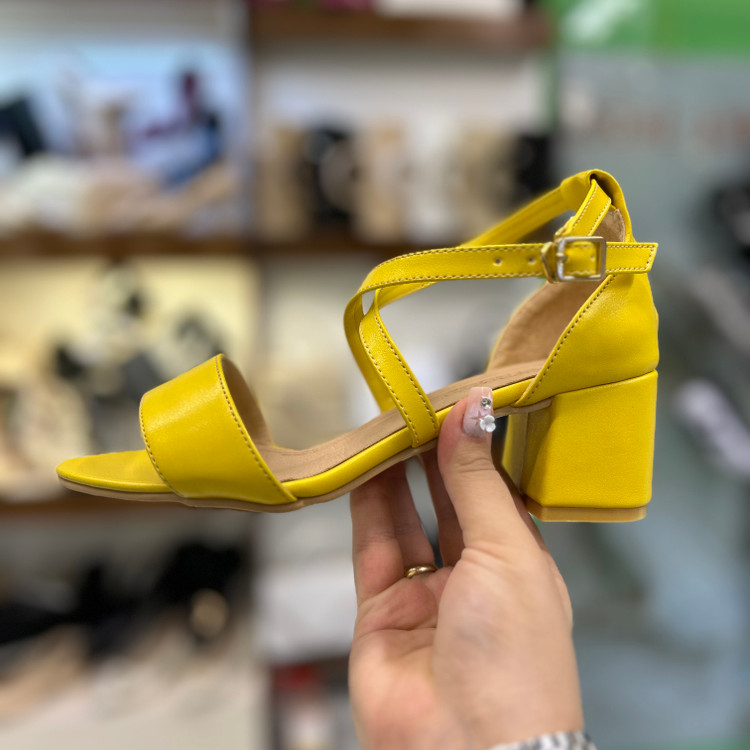 عکس کفش مجلسی جلو باز زرد