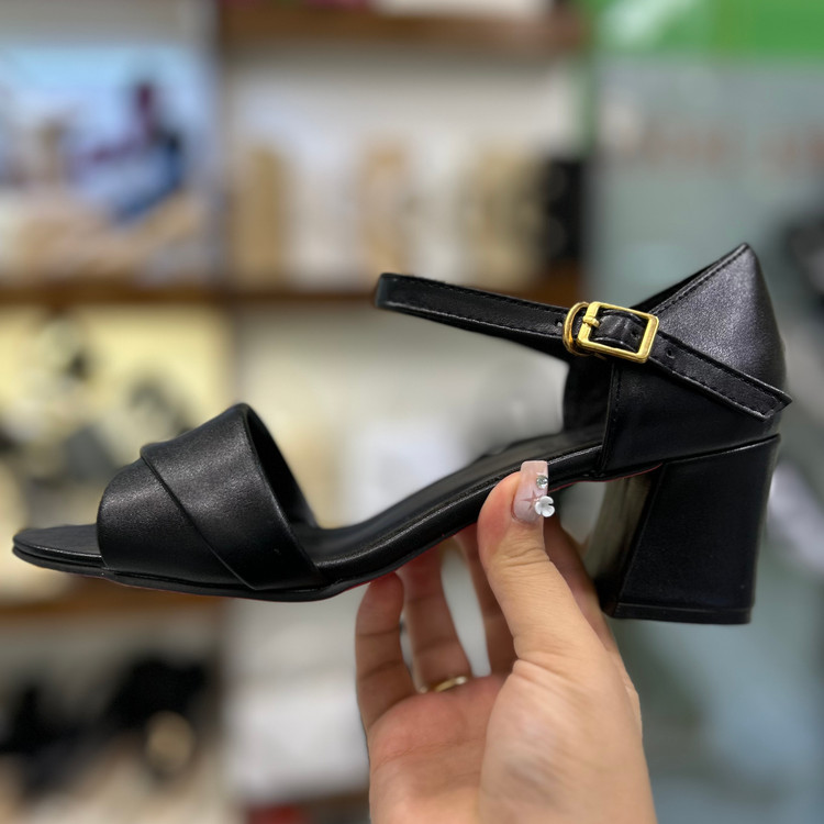 عکس صندل زنانه پاشنه دار جلوباز