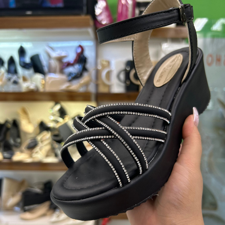 عکس صندل لژ دار نگین دار زنانه
