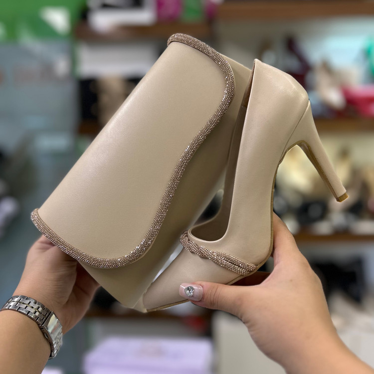 عکس ست کیف و کفش زنانه مجلسی پاشنه میخی نگین دار کرم