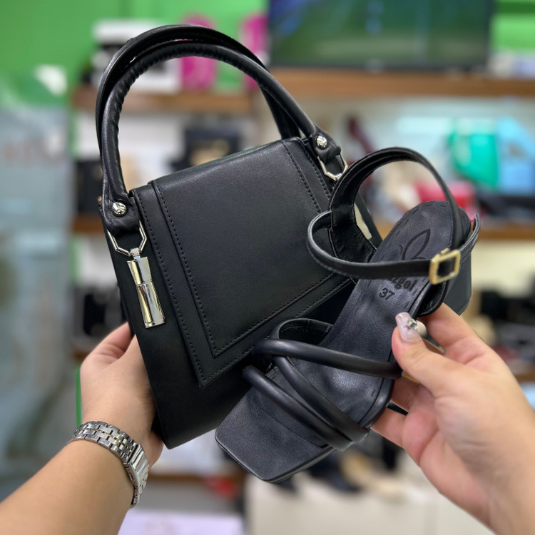 عکس ست کیف و کفش صندل جلو باز زنانه مشکی